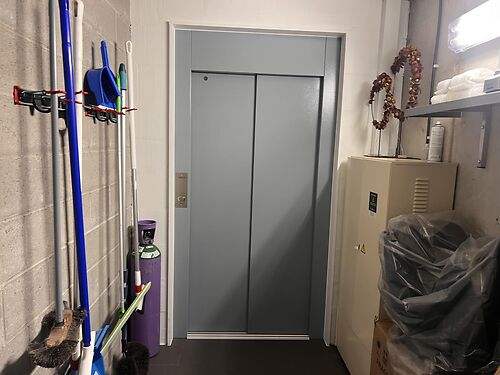 Handelsgelijkvloers langs de Hundelgemsesteenweg te Merelbeke (Gent), met uitstekende verbinding met R4, E40 en E17