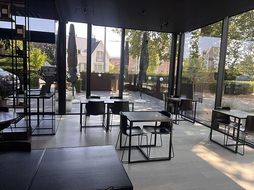Handelsgelijkvloers langs de Hundelgemsesteenweg te Merelbeke (Gent), met uitstekende verbinding met R4, E40 en E17