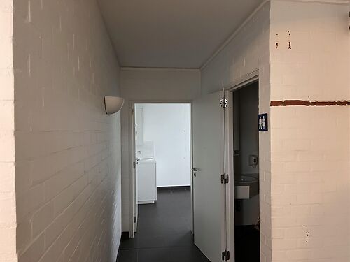Kantoorgebouw te Harelbeke, centraal tussen Waregem en Kortrijk en vlakbij de E17 