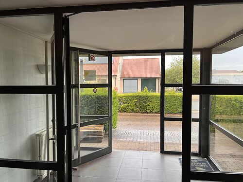 Kantoorgebouw te Harelbeke, centraal tussen Waregem en Kortrijk en vlakbij de E17 