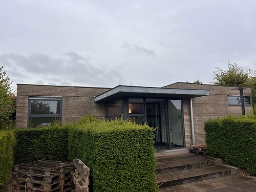 Kantoorgebouw te Harelbeke, centraal tussen Waregem en Kortrijk en vlakbij de E17 