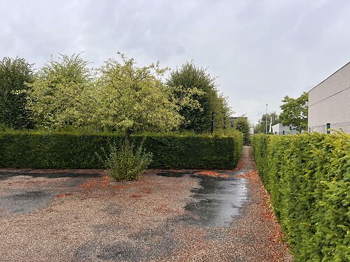 Kantoorgebouw te Harelbeke, centraal tussen Waregem en Kortrijk en vlakbij de E17 