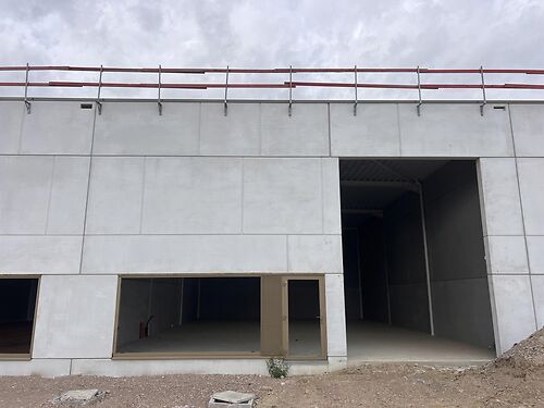 Nieuwbouw magazijn in KMO-park Heiplas langs de N442 te Lede