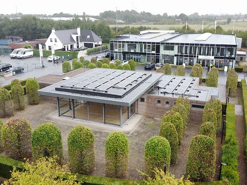 Kantoorgebouw te Harelbeke, centraal tussen Waregem en Kortrijk en vlakbij de E17 