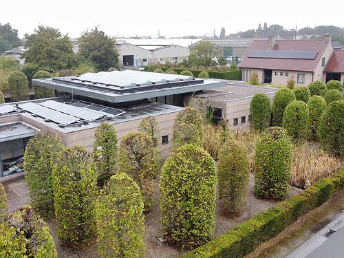 Kantoorgebouw te Harelbeke, centraal tussen Waregem en Kortrijk en vlakbij de E17 