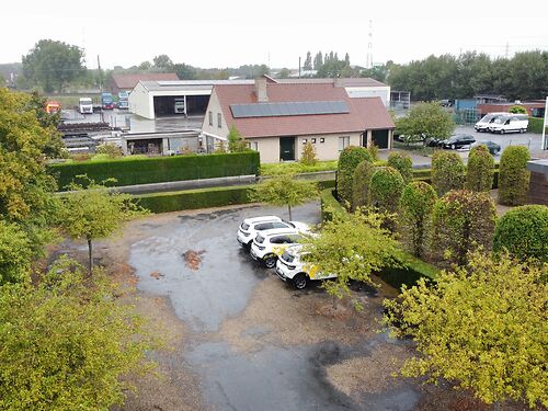 Kantoorgebouw te Harelbeke, centraal tussen Waregem en Kortrijk en vlakbij de E17 