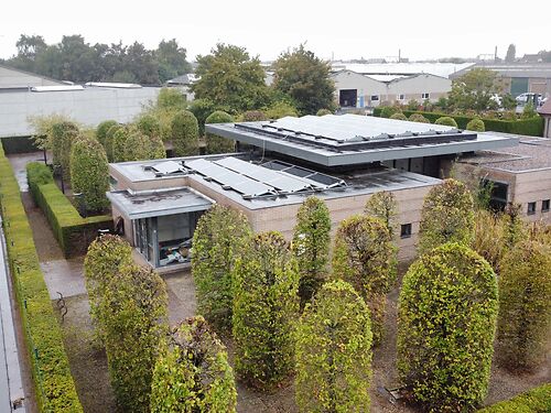 Kantoorgebouw te Harelbeke, centraal tussen Waregem en Kortrijk en vlakbij de E17 