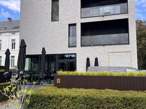 Kantoor langs de Hundelgemsesteenweg te Merelbeke (Gent), met uitstekende verbinding met R4, E40 en E17