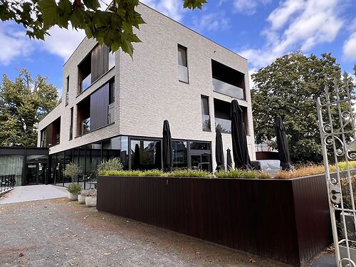Kantoor langs de Hundelgemsesteenweg te Merelbeke (Gent), met uitstekende verbinding met R4, E40 en E17