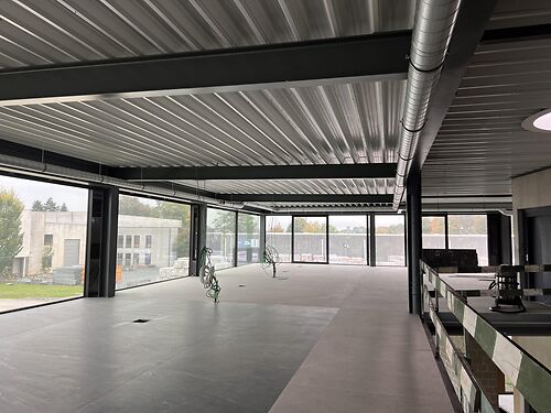Luxueus nieuwbouw kantoor (met showroom) te Kalken, strategisch gelegen tussen Gent en Antwerpen