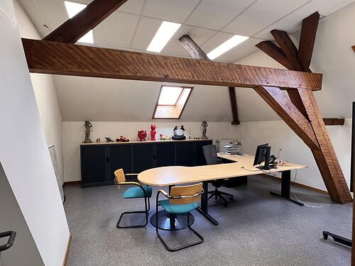 Lichtrijk kantoor vlakbij de Gentse haven en met vlotte verbinding via de R4 te Gent
