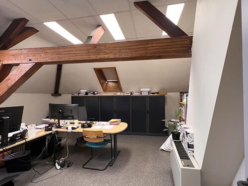 Lichtrijk kantoor vlakbij de Gentse haven en met vlotte verbinding via de R4 te Gent