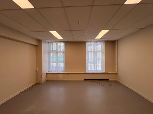 Lichtrijk kantoor vlakbij de Gentse haven en met vlotte verbinding via de R4 te Gent
