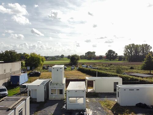 Deels verhard buitenterrein langs de Gentseweg te Desselgem (Waregem)