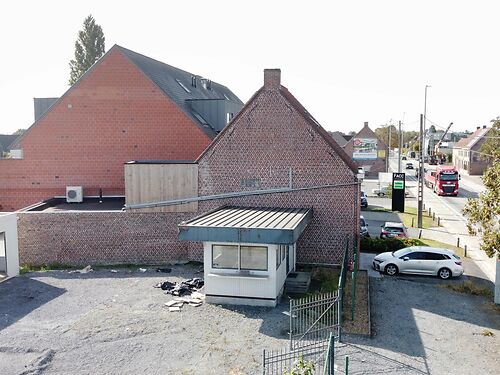 Deels verhard buitenterrein langs de Gentseweg te Desselgem (Waregem)