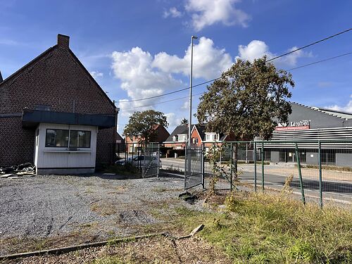 Deels verhard buitenterrein langs de Gentseweg te Desselgem (Waregem)