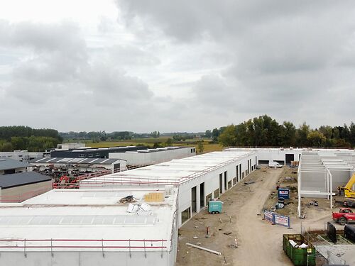 Nieuwbouw magazijn in KMO-park Heiplas langs de N442 te Lede