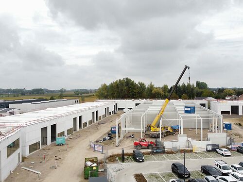 Nieuwbouw magazijn in KMO-park Heiplas langs de N442 te Lede