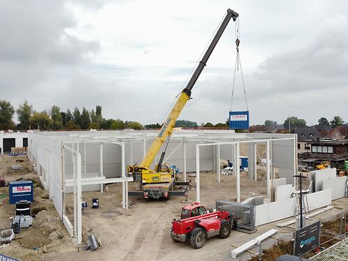 Nieuwbouw magazijn in KMO-park Heiplas langs de N442 te Lede