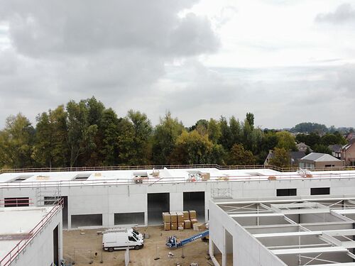 Nieuwbouw magazijn in KMO-park Heiplas langs de N442 te Lede