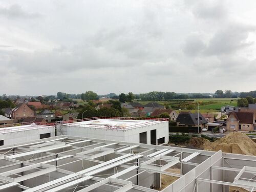 Nieuwbouw magazijn in KMO-park Heiplas langs de N442 te Lede