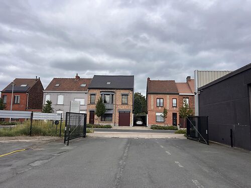Magazijn aan de afrit van de R4 te Oostakker (Gent), aan de Gentse haven