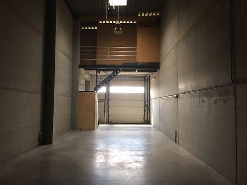 VERHUURD: Magazijn in Ambachtelijke zone te Evergem