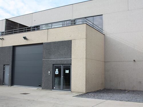Magazijn met kantoor en terras nabij de R4, E40 en E17 te Mariakerke (Gent)