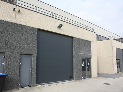 Magazijn met kantoor en terras nabij de R4, E40 en E17 te Mariakerke (Gent)