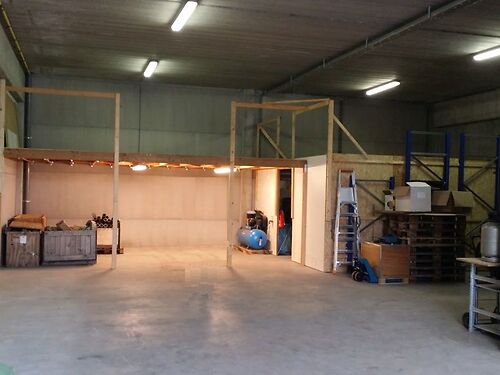 Magazijn met kantoor en terras nabij de R4, E40 en E17 te Mariakerke (Gent)