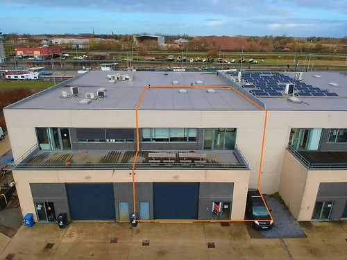 Magazijn met kantoor en terras nabij de R4, E40 en E17 te Mariakerke (Gent)