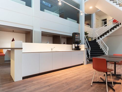 Werkplekken en kantoren in een modern businesscenter