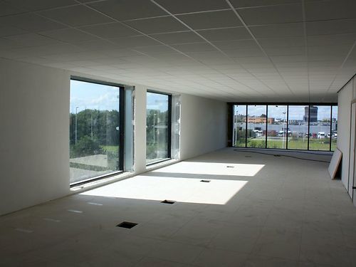 Nieuwbouw kantoren te Waregem langsheen de E17