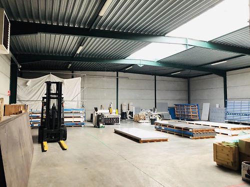 VERHUURD: Magazijnruimte met laadkade te Deinze