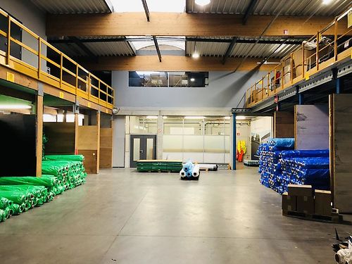 Magazijnen en kantoren in groot bedrijfsgebouw te Deinze
