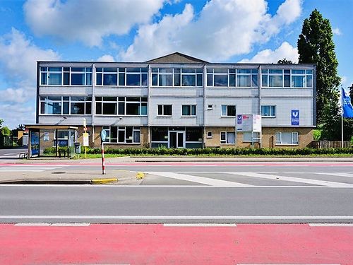 Gebouwencomplex langs de R8 te Gullegem