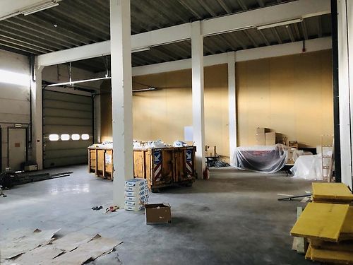Magazijn met kantoor langs de E40 te Drongen
