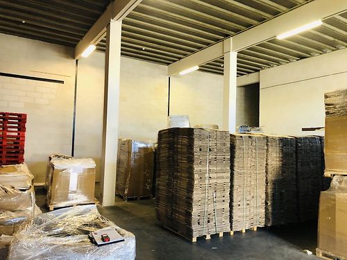 Magazijn met kantoor langs de E40 te Drongen