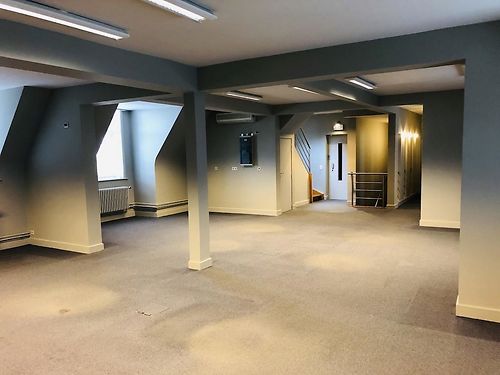 Statige kantoorvilla aan station te Kortrijk