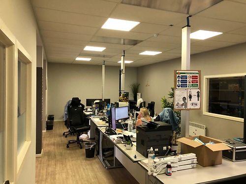 Magazijn met kantoor langs de E40 te Drongen