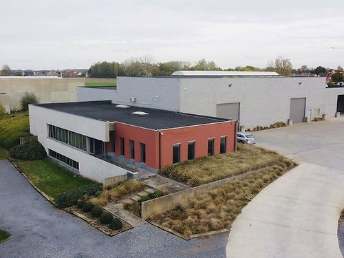 Bedrijfsgebouw met 10.000m² buitenruimte te Deinze