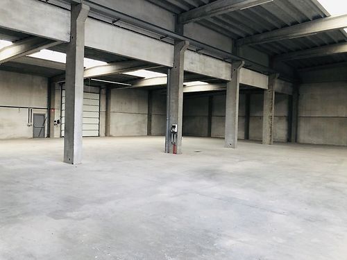 Bedrijfsgebouw met 10.000m² buitenruimte te Deinze
