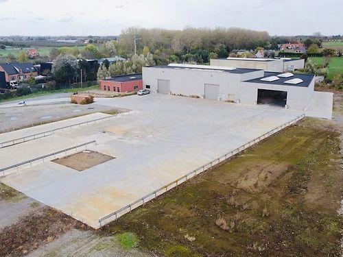 Bedrijfsgebouw met 10.000m² buitenruimte te Deinze