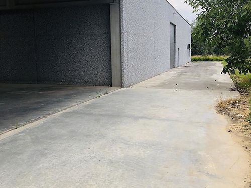 Bedrijfsgebouw met 10.000m² buitenruimte te Deinze