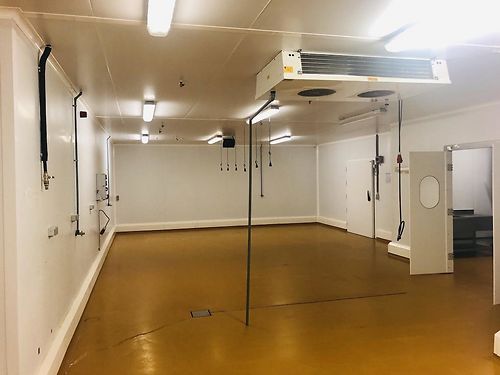 VERHUURD: Voedingsgeschikt bedrijfsgebouw langs de N60 te Oudenaarde