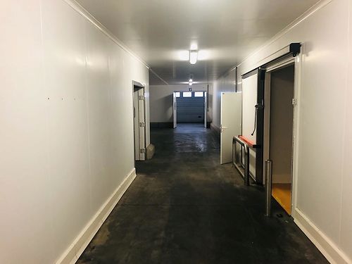 VERHUURD: Voedingsgeschikt bedrijfsgebouw langs de N60 te Oudenaarde