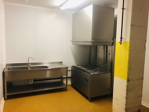VERHUURD: Voedingsgeschikt bedrijfsgebouw langs de N60 te Oudenaarde