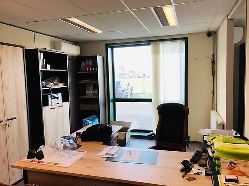 Magazijnen met kantoorruimte te Evergem