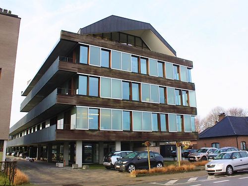 Penthouse kantoorruimte in modern gebouw te Gent (Wondelgem) nabij R4