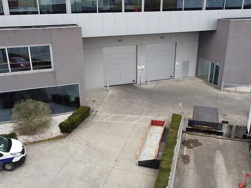 Magazijnen en kantoren in groot bedrijfsgebouw te Deinze